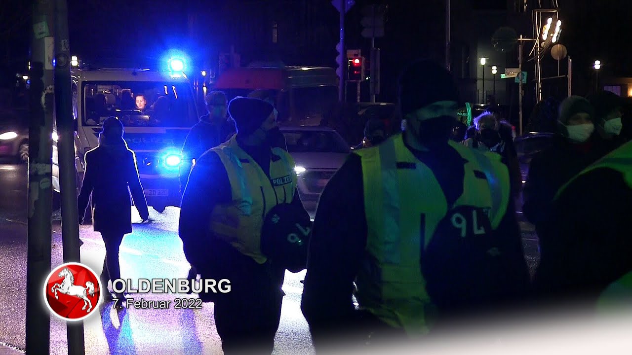 Einsatzkräfte regeln den Straßenverkehr bei Versammlung in Oldenburg