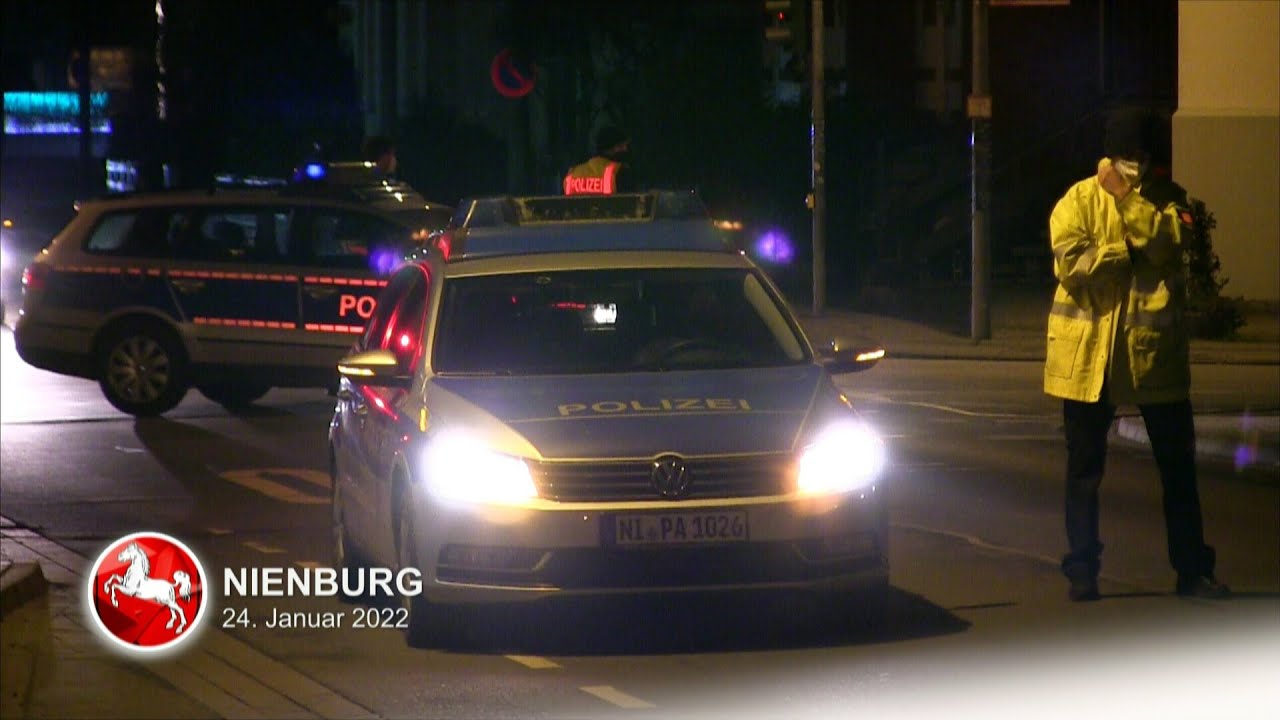 Streifenwagen begleiten angemeldete Versammlung in Nienburg