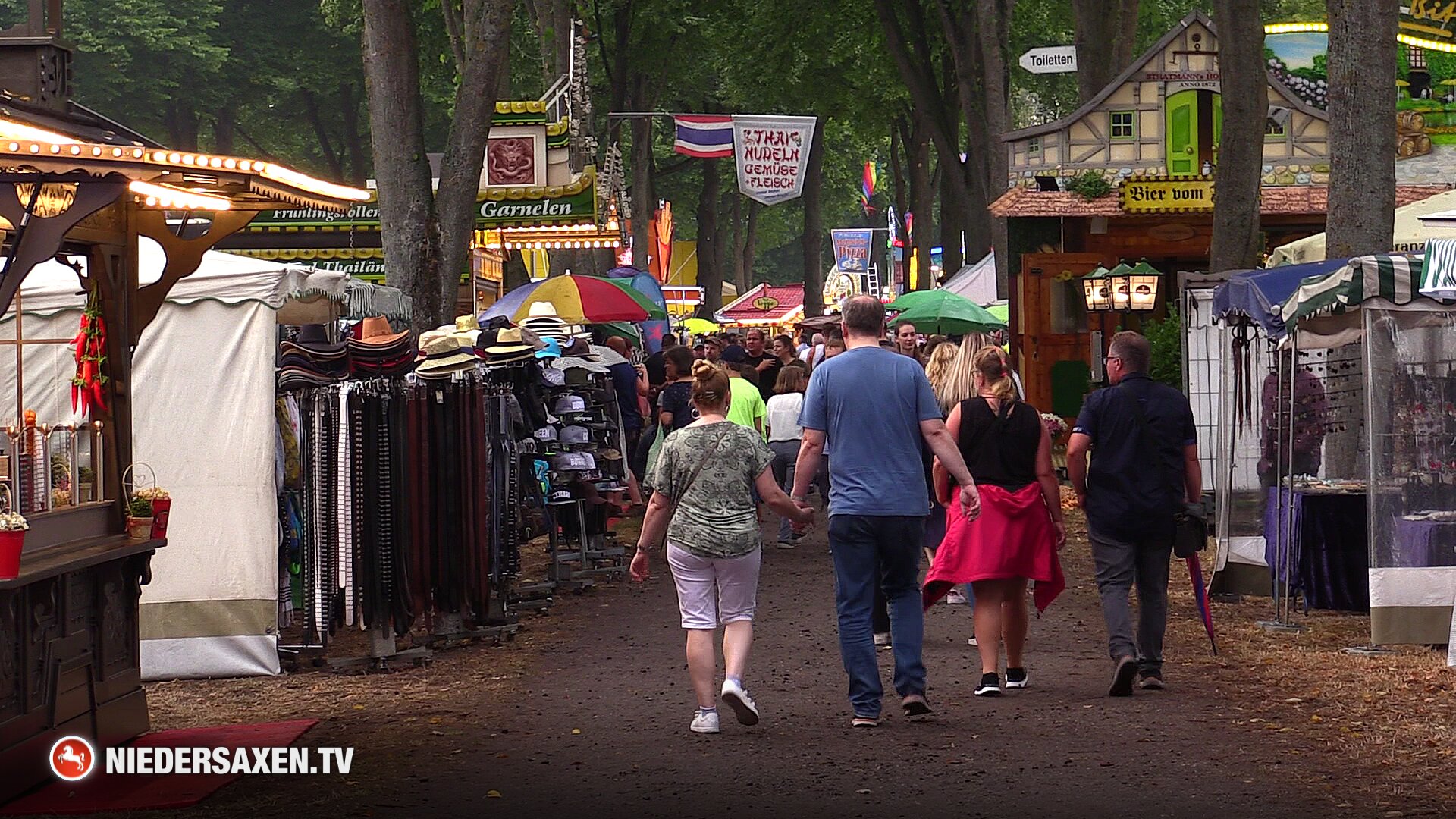 Händler zeigen ihre Waren beim Brokser Heiratsmarkt