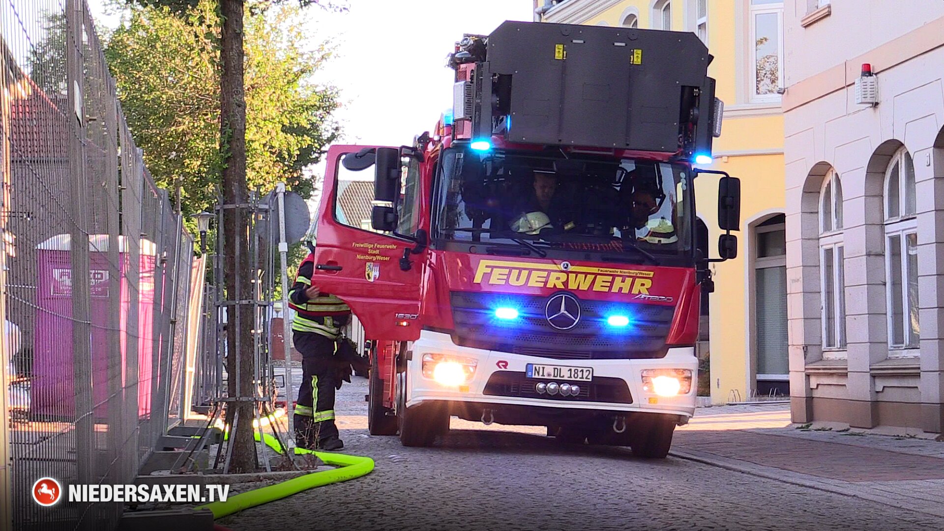 Drehleiter der Feuerwehr Nienburg bei Einsatzübung in Hoya