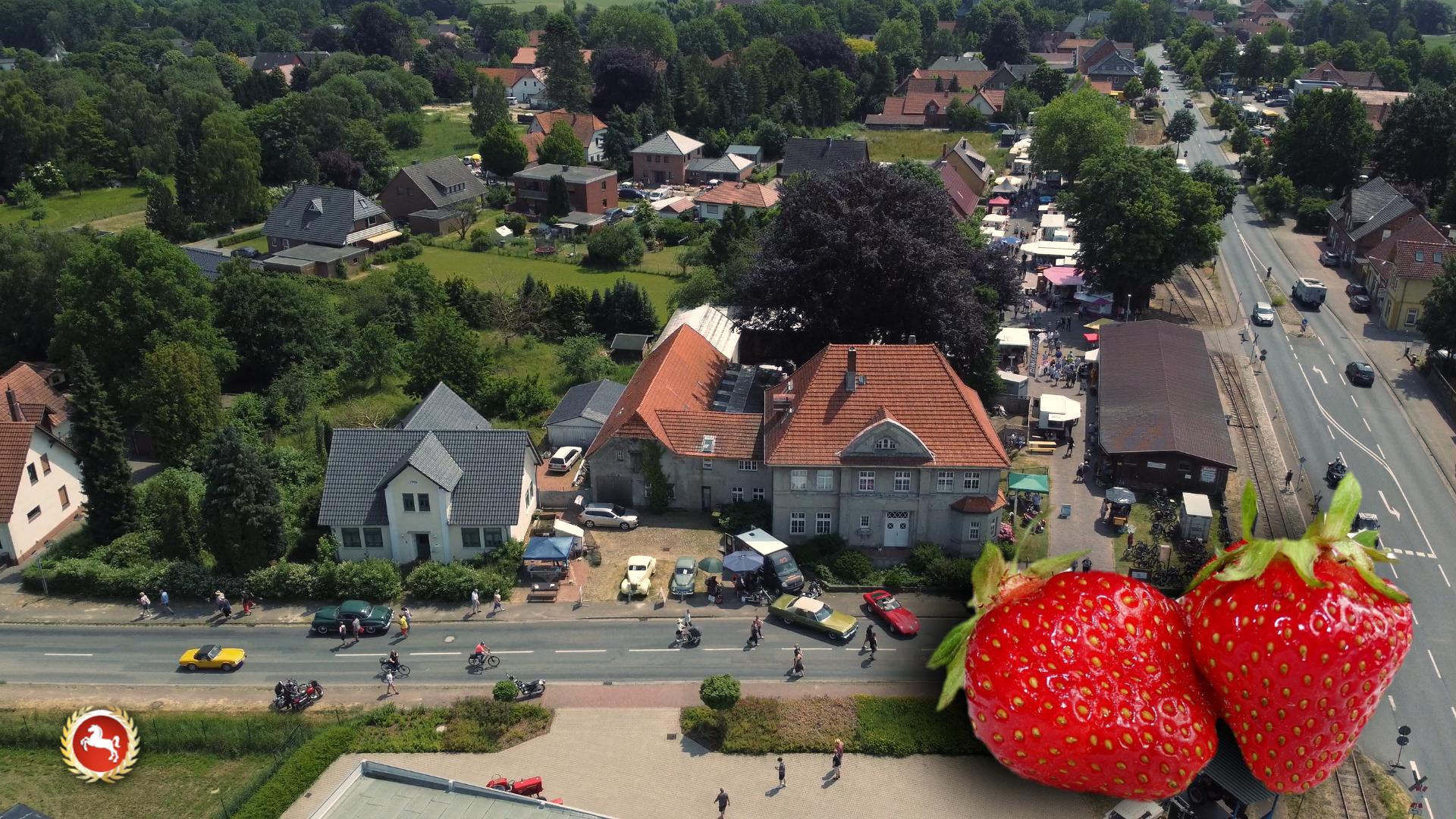 Erdbeermarkt mit Oldtimertreffen & Dampfeisenbahn in Asendorf